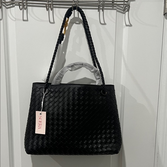 Sleek Soera Black Woven Tote Bag - Picture 3 of 12